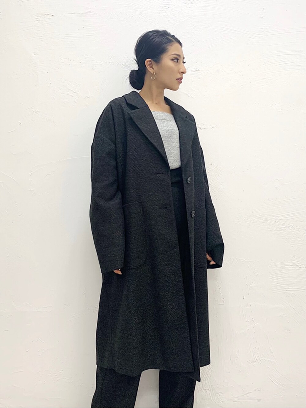 ブラック系のその他パンツ、グレー系のニット/セーターを着用したレディースの秋コーディネートの3枚目の写真