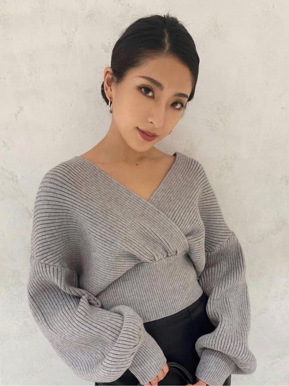 グレー系のニット/セーターを着用したレディースの秋コーディネートの4枚目の写真