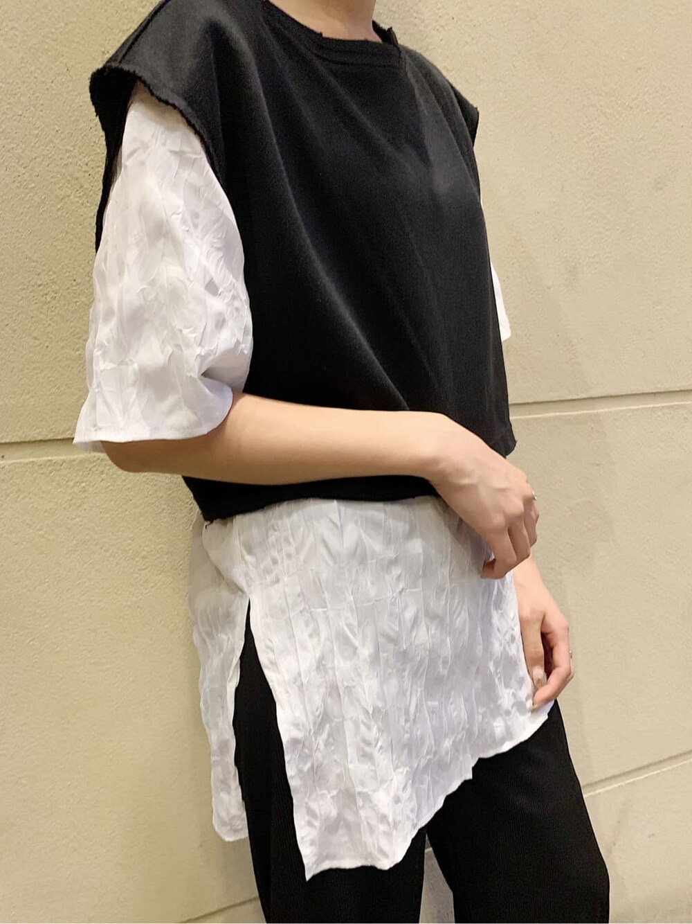 ブラック系のその他パンツ、ブラック系のTシャツ/カットソーを着用したレディースの夏コーディネートの3枚目の写真