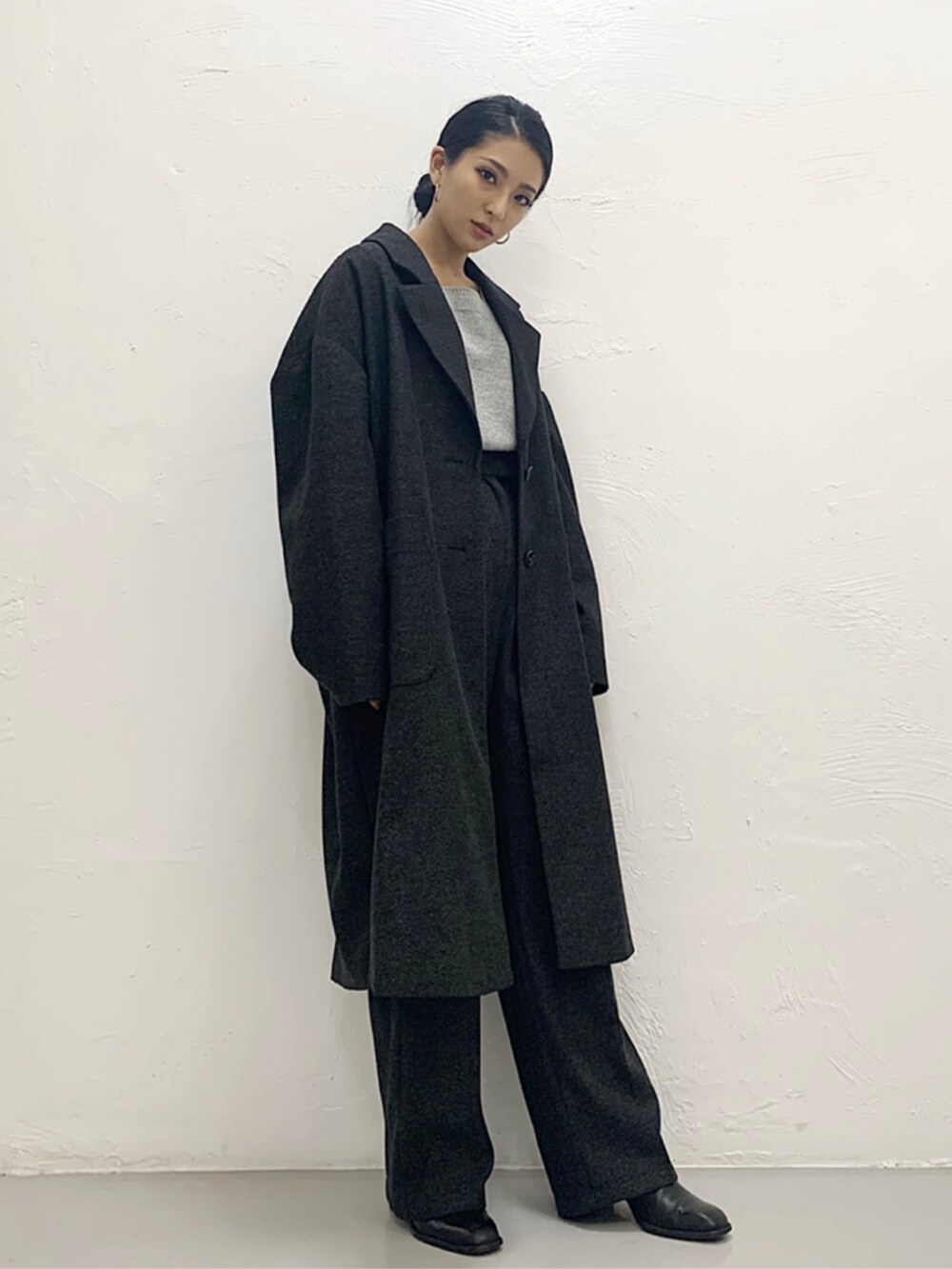 ブラック系のその他パンツ、グレー系のニット/セーターを着用したレディースの秋コーディネートの2枚目の写真