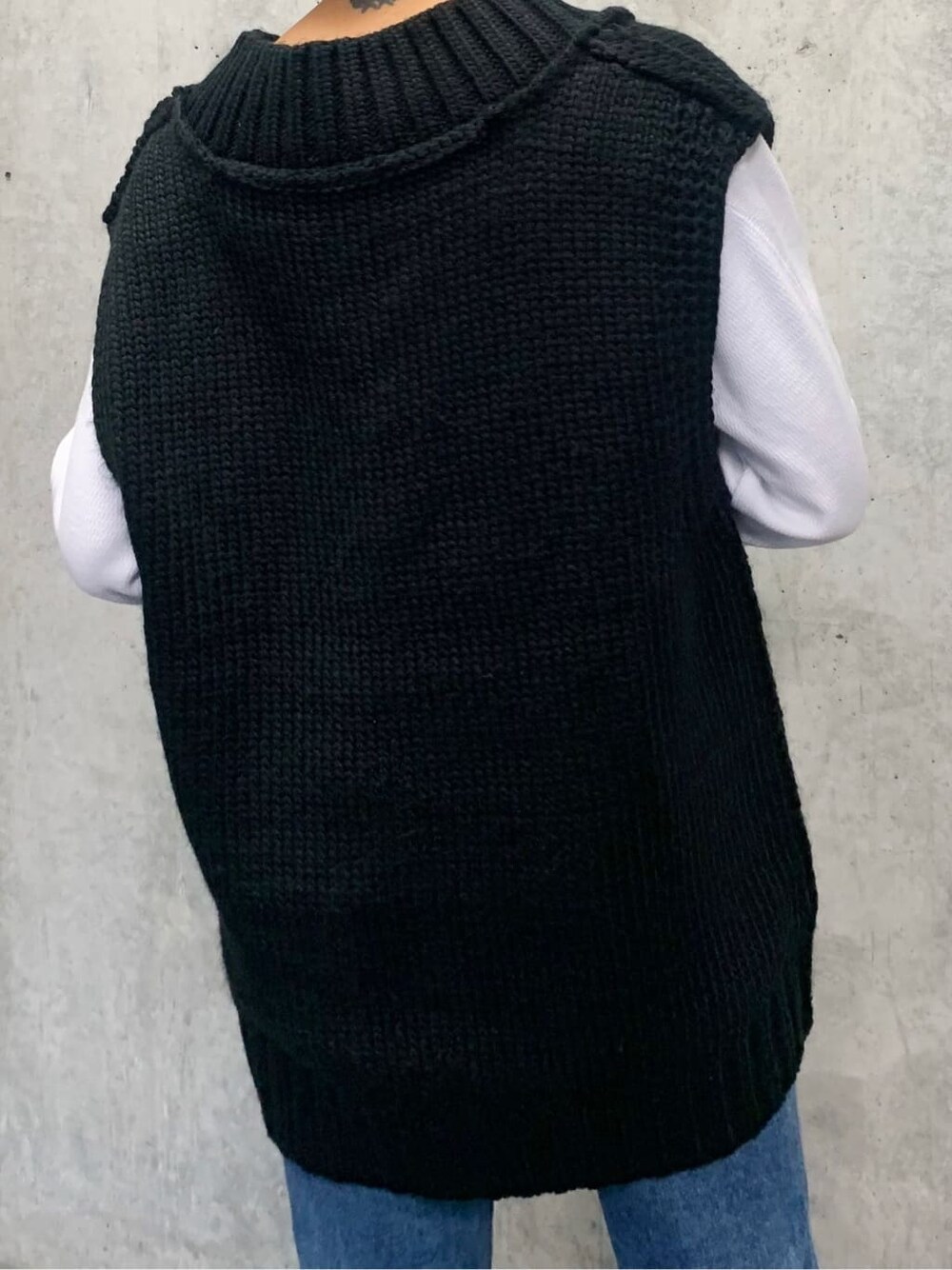 ブラック系のベスト、ホワイト系のTシャツ/カットソーを着用したレディースの秋コーディネートの3枚目の写真