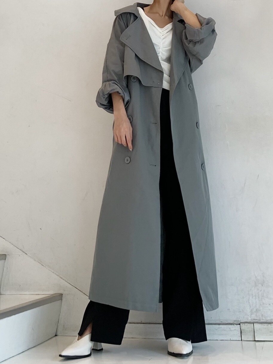 ブラック系のその他パンツ、ホワイト系のニット/セーター、ホワイト系のサンダルを着用したレディースの冬コーディネートの2枚目の写真