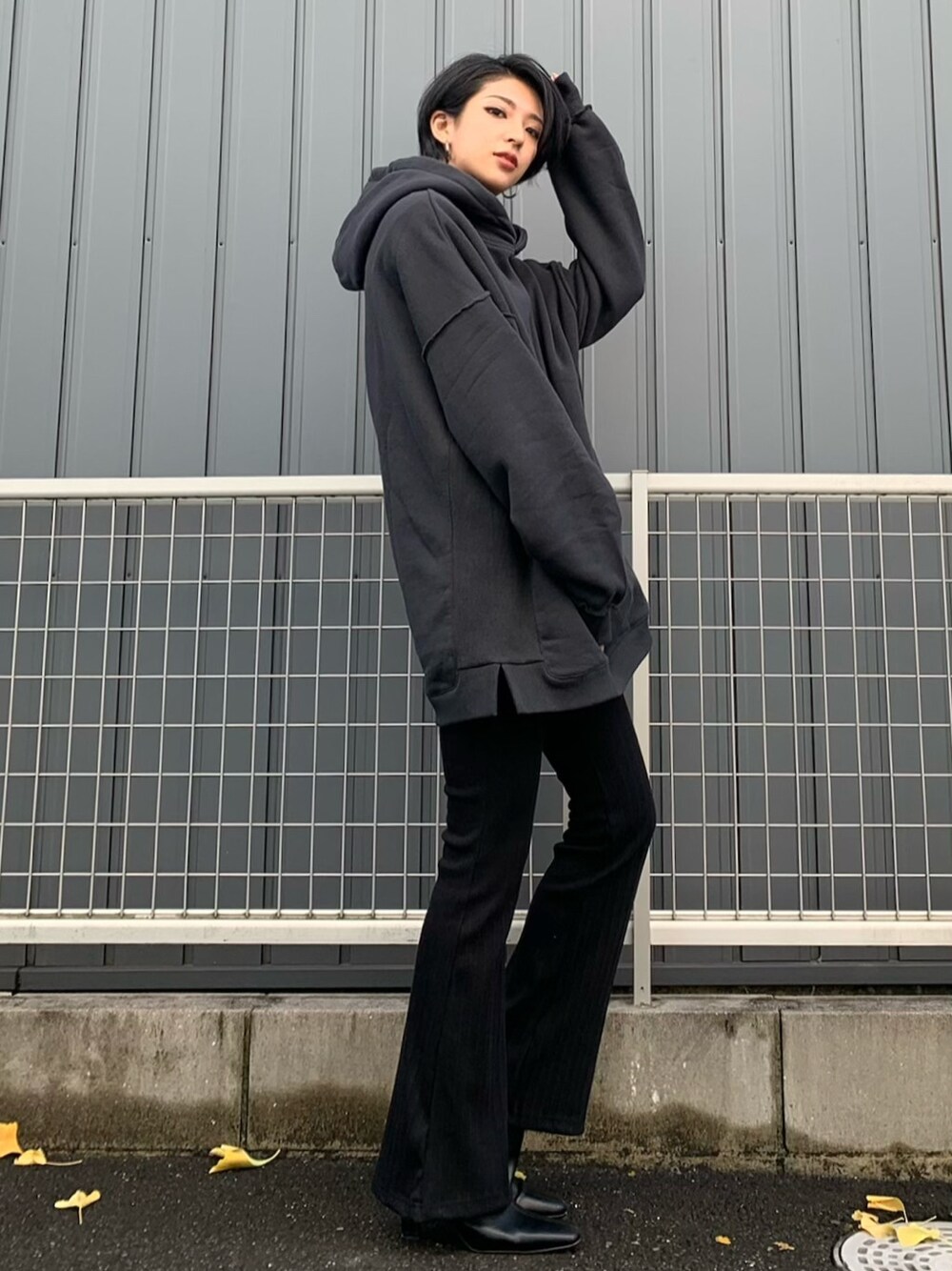 グレー系のワンピースを着用したレディースの冬コーディネートの2枚目の写真