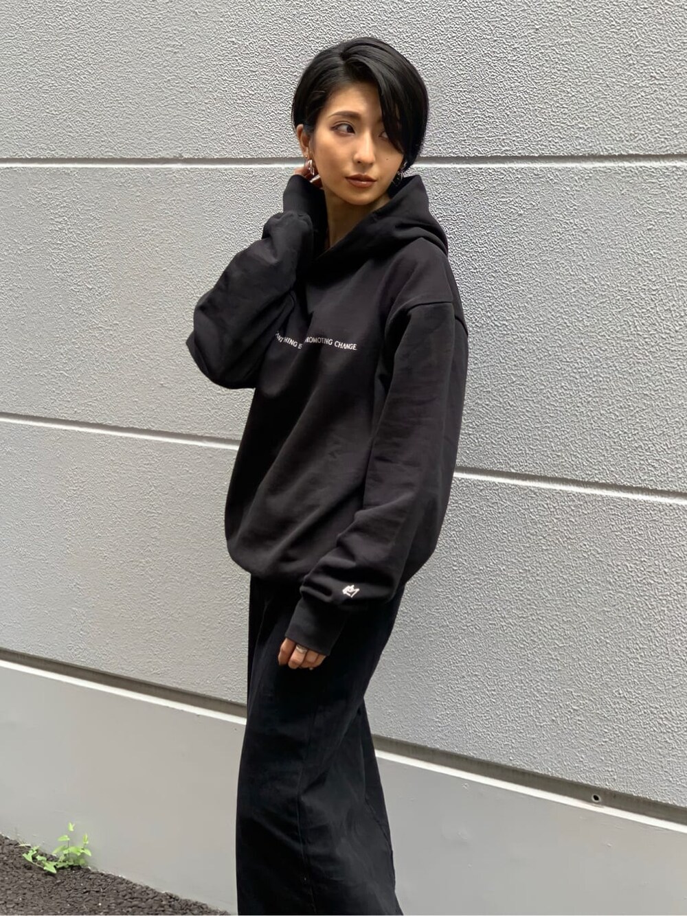 ブラック系のスカート、ブラウン系のブーツを着用したレディースの夏コーディネートの2枚目の写真