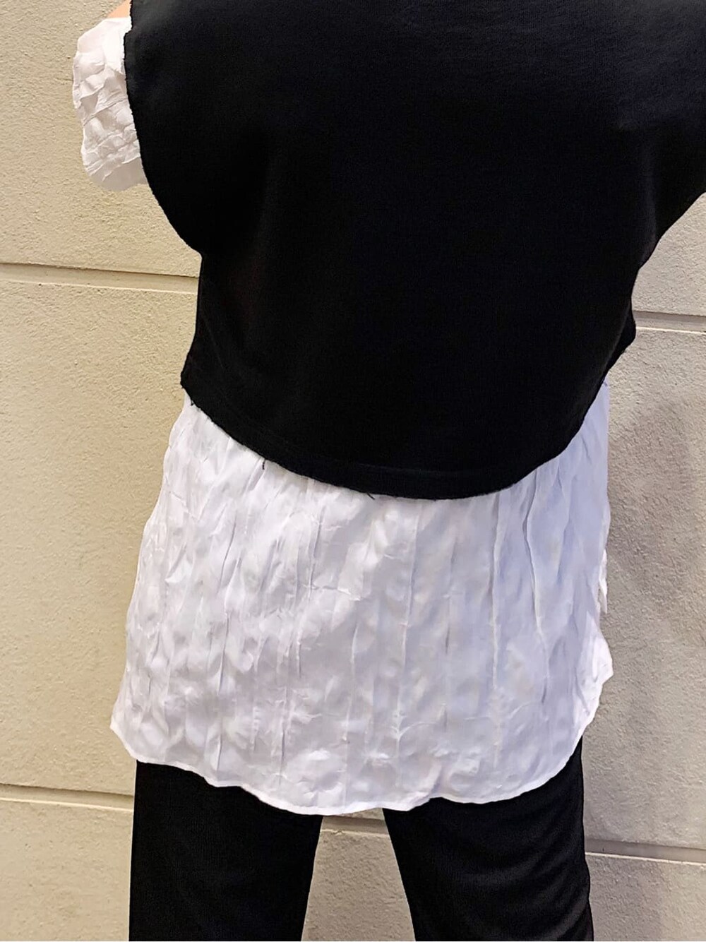 ブラック系のその他パンツ、ブラック系のTシャツ/カットソーを着用したレディースの夏コーディネートの4枚目の写真