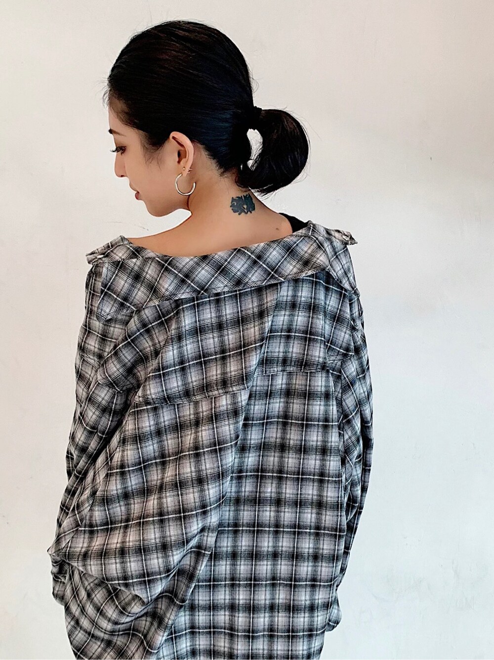 ブラック系のシャツ/ブラウス、ブラック系のニット/セーターを着用したレディースの夏コーディネートの2枚目の写真