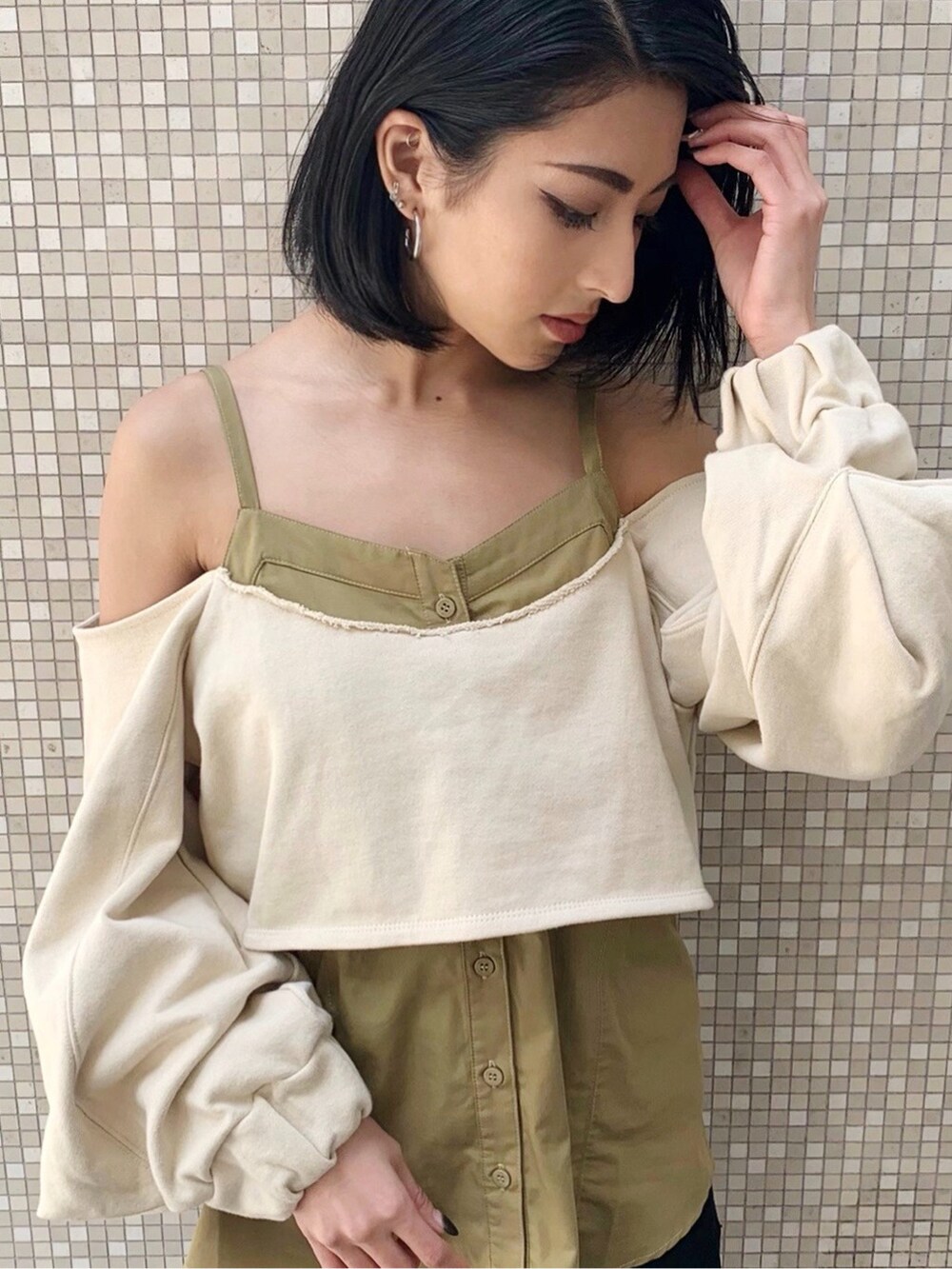 イエロー系のTシャツ/カットソーを着用したレディースの春コーディネートの3枚目の写真