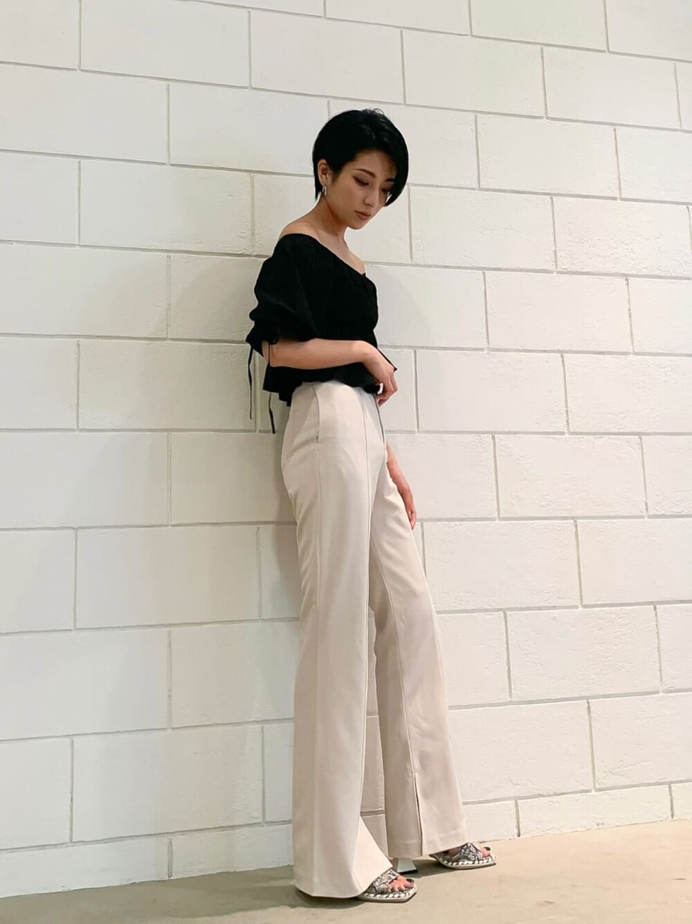 その他のその他シューズ、ブラック系のシャツ/ブラウスを着用したレディースの夏コーディネートの3枚目の写真