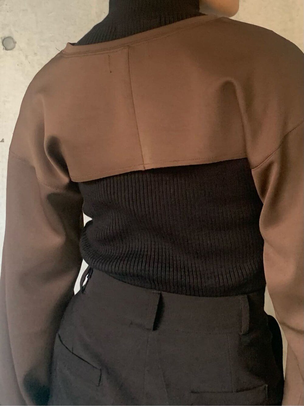 ブラック系のブーツ、ブラック系のニット/セーター、ブラウン系のTシャツ/カットソーを着用したレディースの秋コーディネートの5枚目の写真