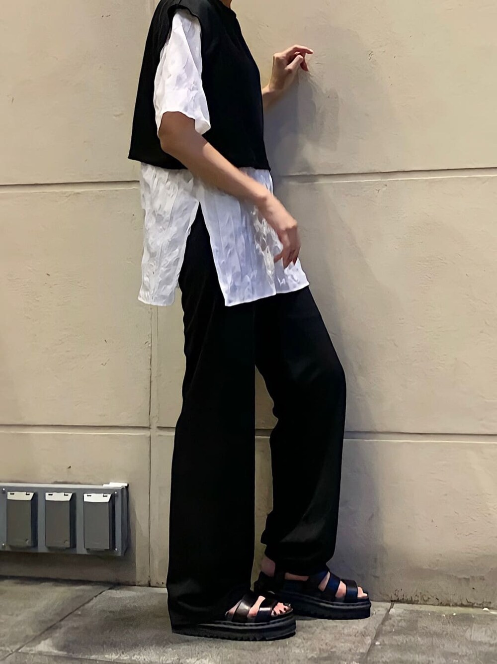 ブラック系のその他パンツ、ブラック系のTシャツ/カットソーを着用したレディースの夏コーディネートの2枚目の写真