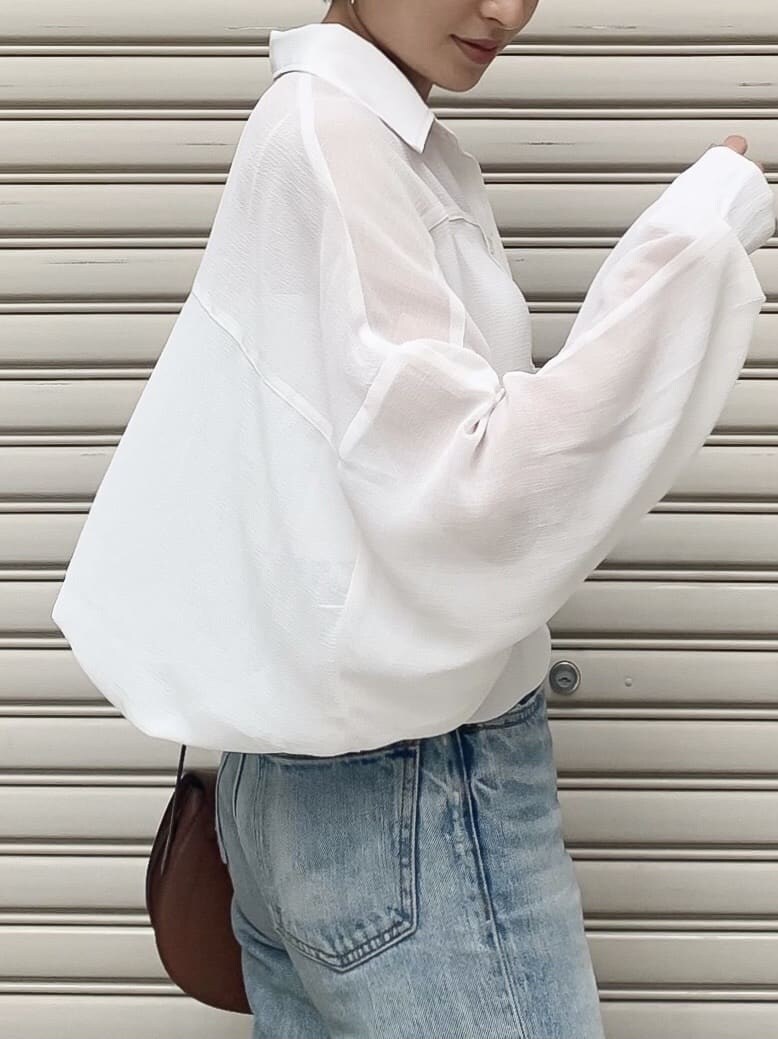 ホワイト系のシャツ/ブラウスを着用したレディースの夏コーディネートの2枚目の写真