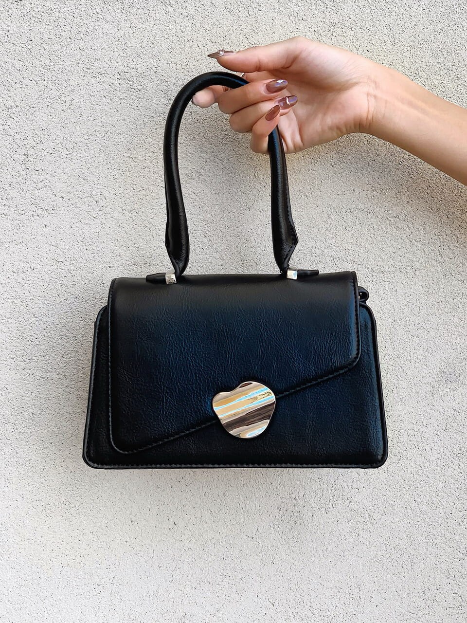 ブラック系のハンドバッグ、その他のパンプス、ブラック系のワンピースを着用したレディースの夏コーディネートの4枚目の写真