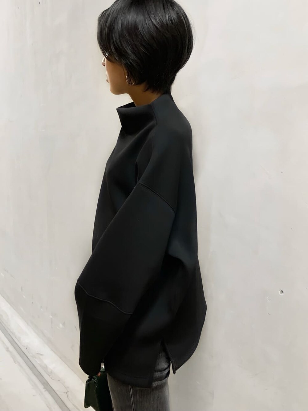 ブラック系のTシャツ/カットソー、ブラック系のブーツ、グレー系のデニムパンツを着用したレディースの秋コーディネートの2枚目の写真