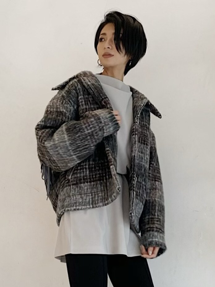 グレー系のワンピースを着用したレディースの冬コーディネートの3枚目の写真