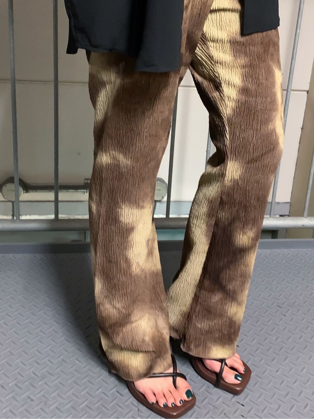 その他のその他パンツ、ブラック系のサンダル、ブラック系のタンクトップを着用したレディースの夏コーディネートの4枚目の写真