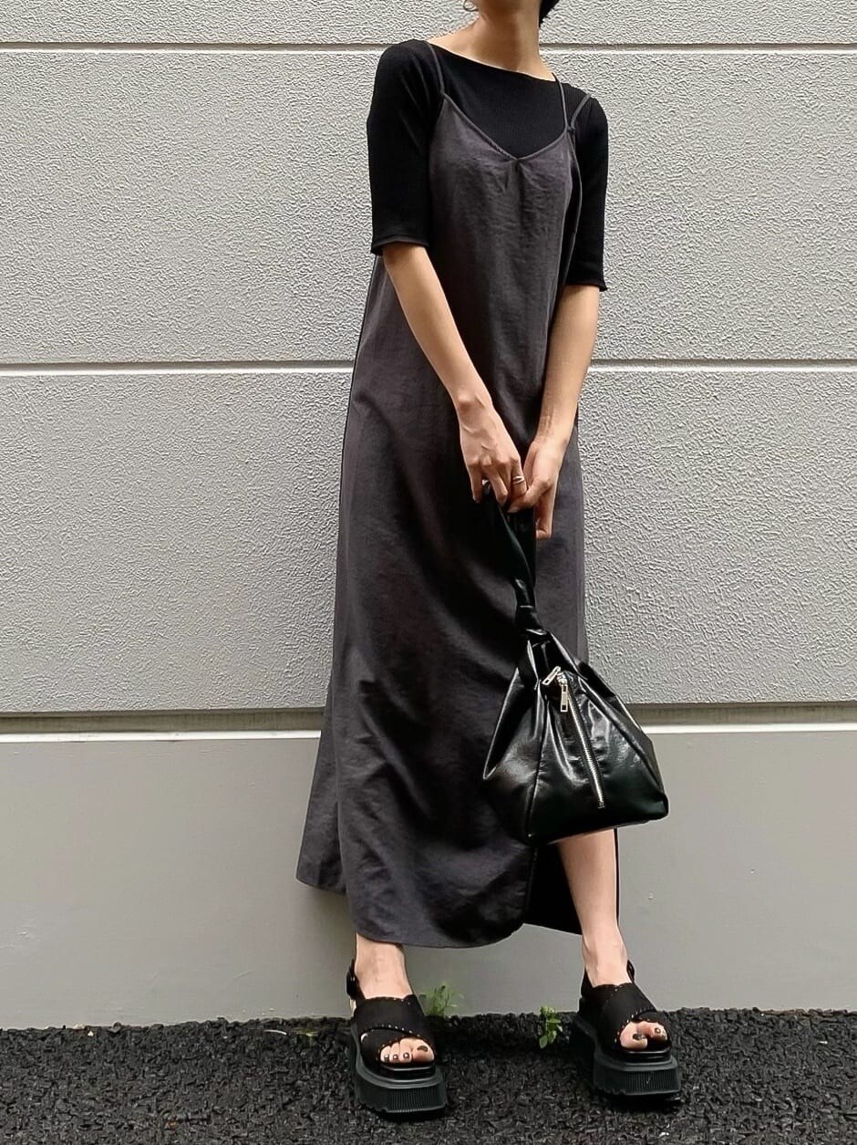 ブラック系のワンピース、ブラック系のサンダル、ブラック系のTシャツ/カットソーを着用したレディースの夏コーディネートの3枚目の写真