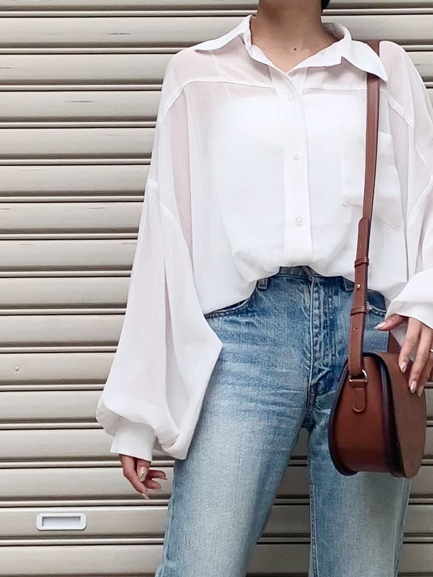 ホワイト系のシャツ/ブラウスを着用したレディースの夏コーディネートの3枚目の写真