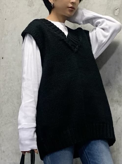ブラック系のベスト、ホワイト系のTシャツ/カットソーを着用したレディースの秋コーディネートの4枚目の写真