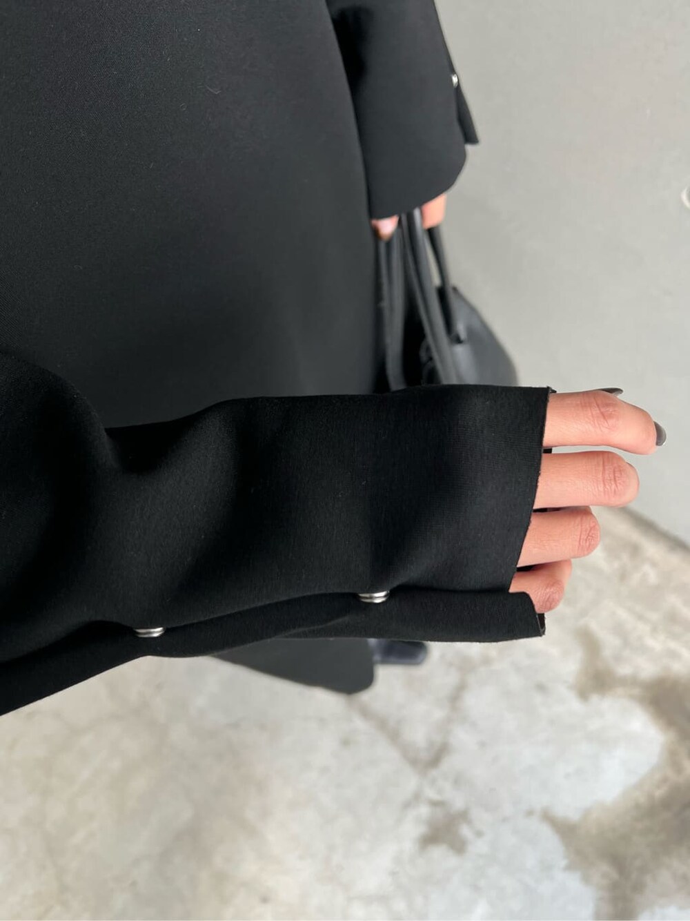 ブラック系のワンピースを着用したレディースの秋コーディネートの4枚目の写真