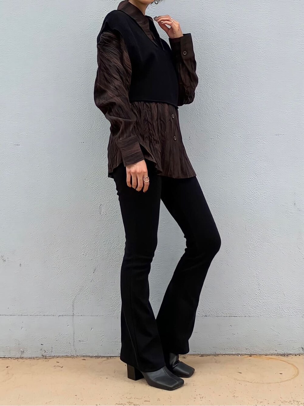 ブラック系のその他パンツ、その他のシャツ/ブラウス、ブラック系のブーツを着用したレディースの秋コーディネートの2枚目の写真