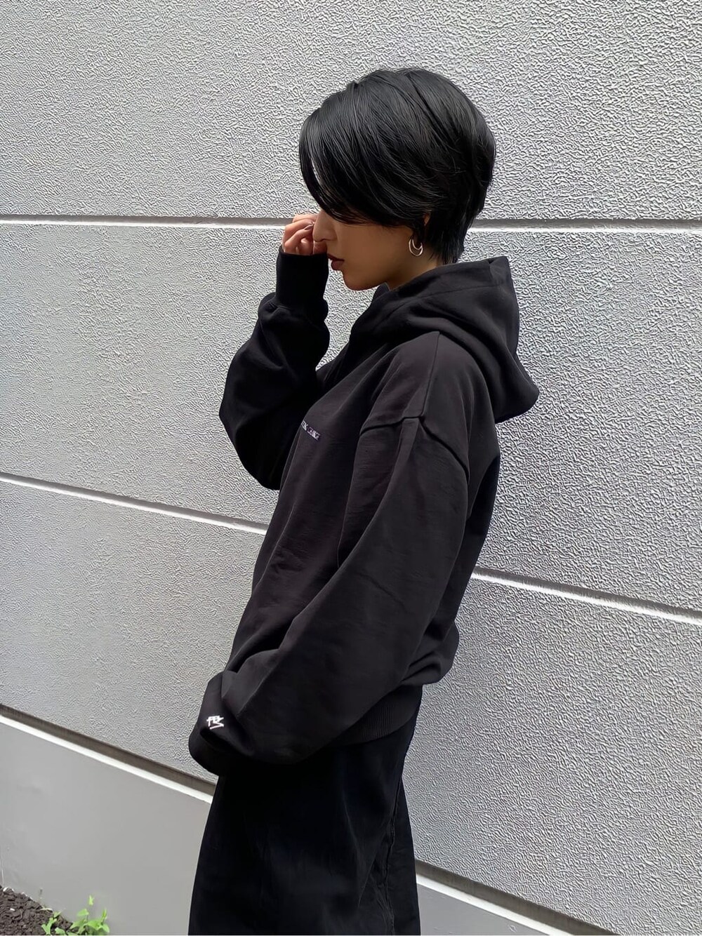 ブラック系のスカート、ブラウン系のブーツを着用したレディースの夏コーディネートの4枚目の写真