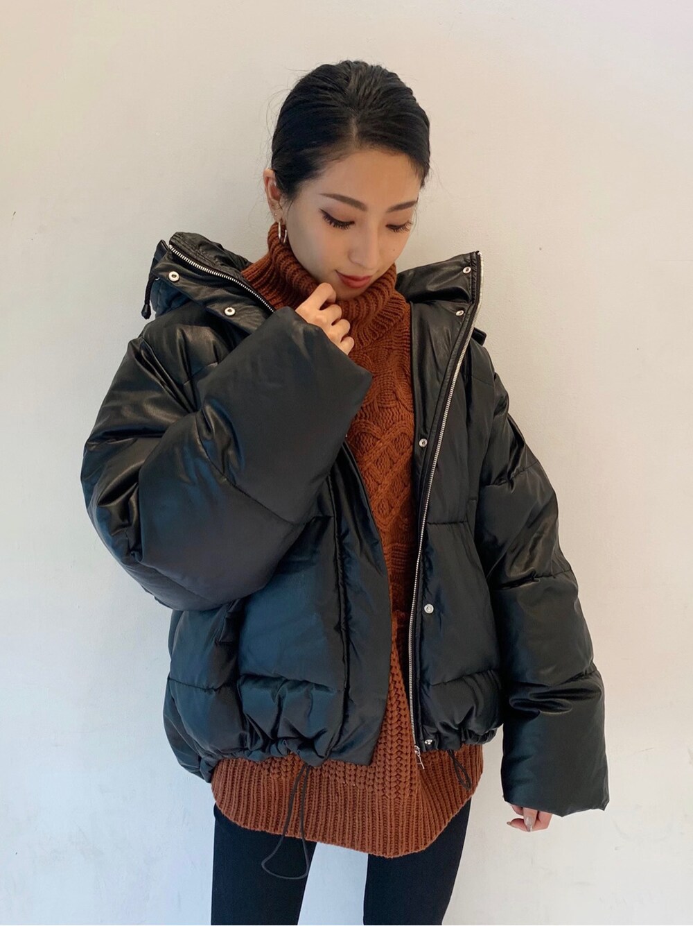 ブラウン系のニット/セーターを着用したレディースの秋コーディネートの4枚目の写真