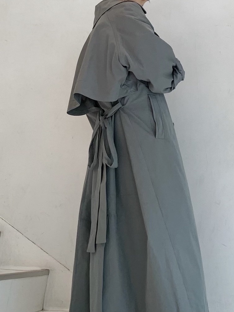 ブラック系のその他パンツ、ホワイト系のニット/セーター、ホワイト系のサンダルを着用したレディースの冬コーディネートの3枚目の写真