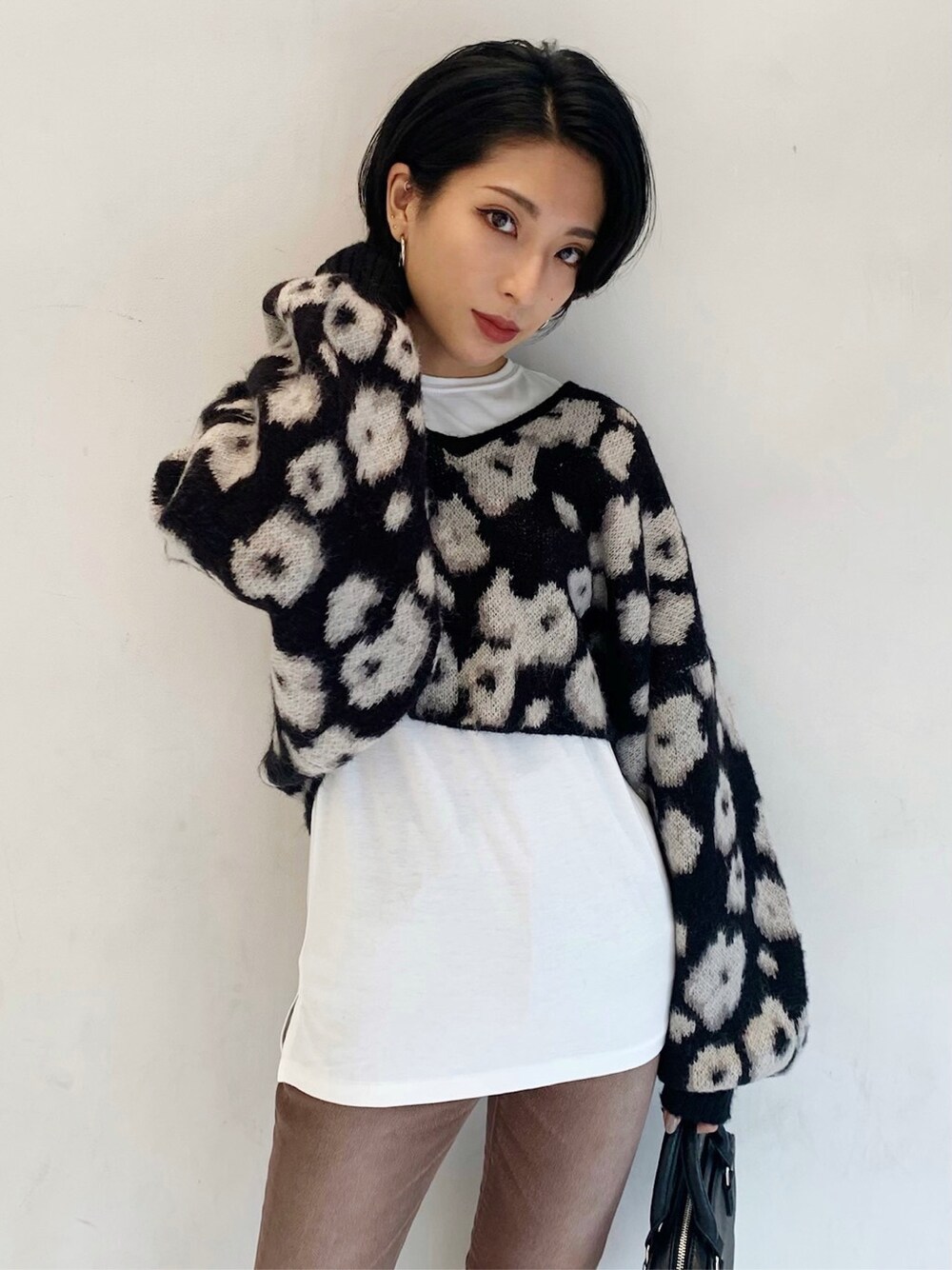 ブラウン系のデニムパンツを着用したレディースの冬コーディネートの3枚目の写真