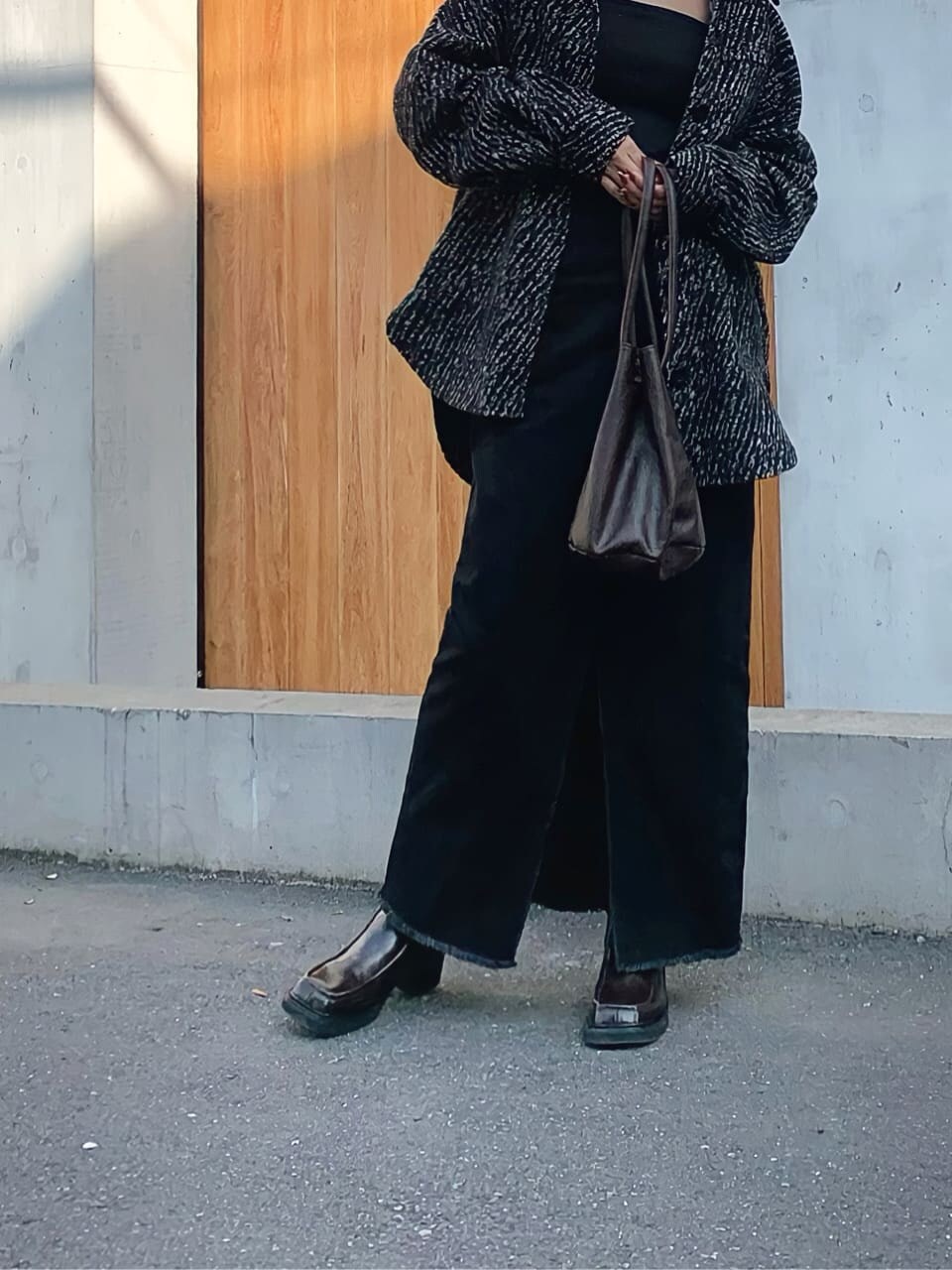 ブラック系のキャミソール、その他のブルゾン、ブラウン系のブーツを着用したレディースの秋コーディネートの6枚目の写真