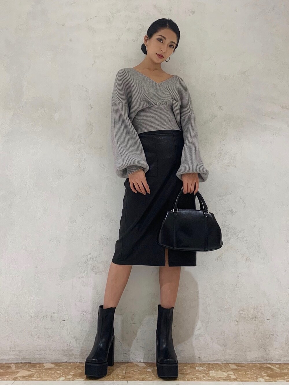 グレー系のニット/セーターを着用したレディースの秋コーディネートの3枚目の写真