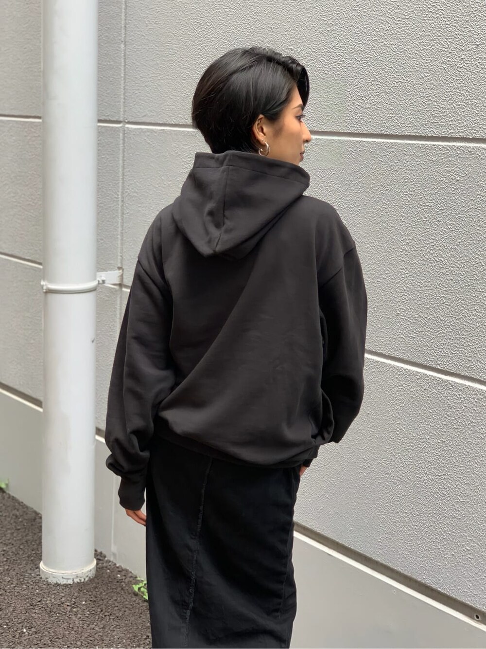 ブラック系のスカート、ブラウン系のブーツを着用したレディースの夏コーディネートの5枚目の写真