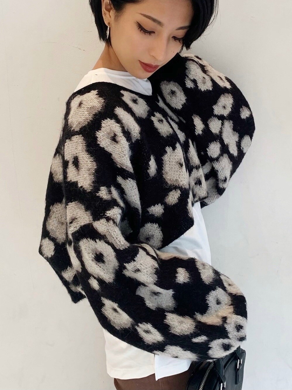 ブラウン系のデニムパンツを着用したレディースの冬コーディネートの5枚目の写真