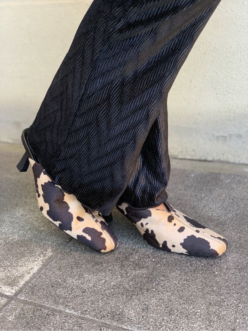 ブラック系のハンドバッグ、その他のパンプス、ブラック系のワンピースを着用したレディースの夏コーディネートの3枚目の写真