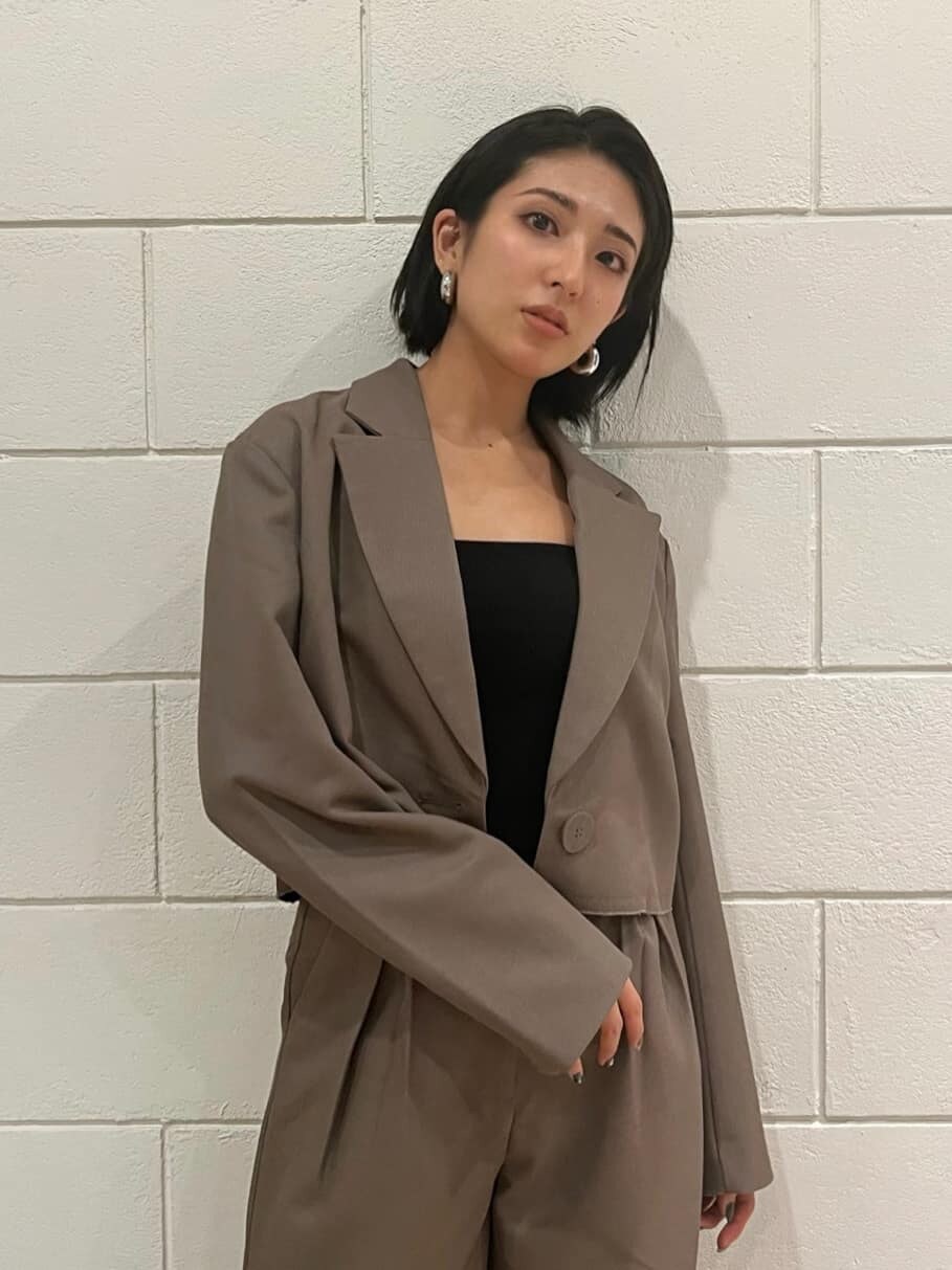 ブラウン系のテーラードジャケット、ブラウン系のその他パンツ、ブラック系のキャミソールを着用したレディースの冬コーディネートの2枚目の写真