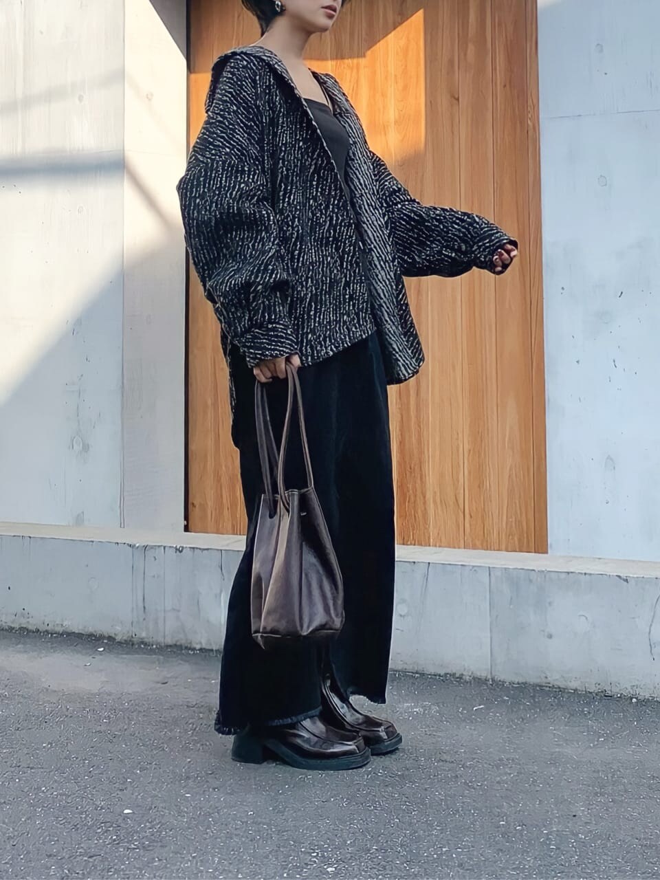 ブラック系のキャミソール、その他のブルゾン、ブラウン系のブーツを着用したレディースの秋コーディネートの5枚目の写真