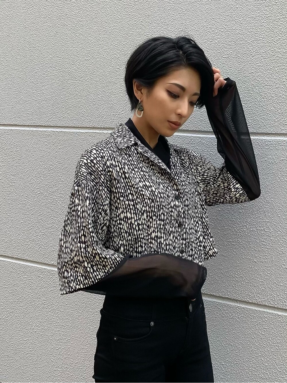 ブラック系のサンダル、その他のシャツ/ブラウス、ブラック系のTシャツ/カットソーを着用したレディースの春コーディネートの2枚目の写真