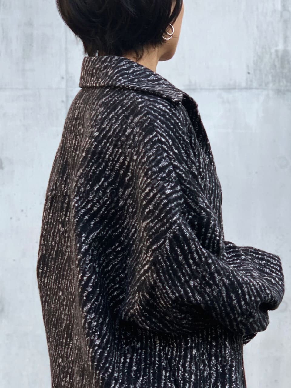 ブラック系のキャミソール、その他のブルゾン、ブラウン系のブーツを着用したレディースの秋コーディネートの2枚目の写真