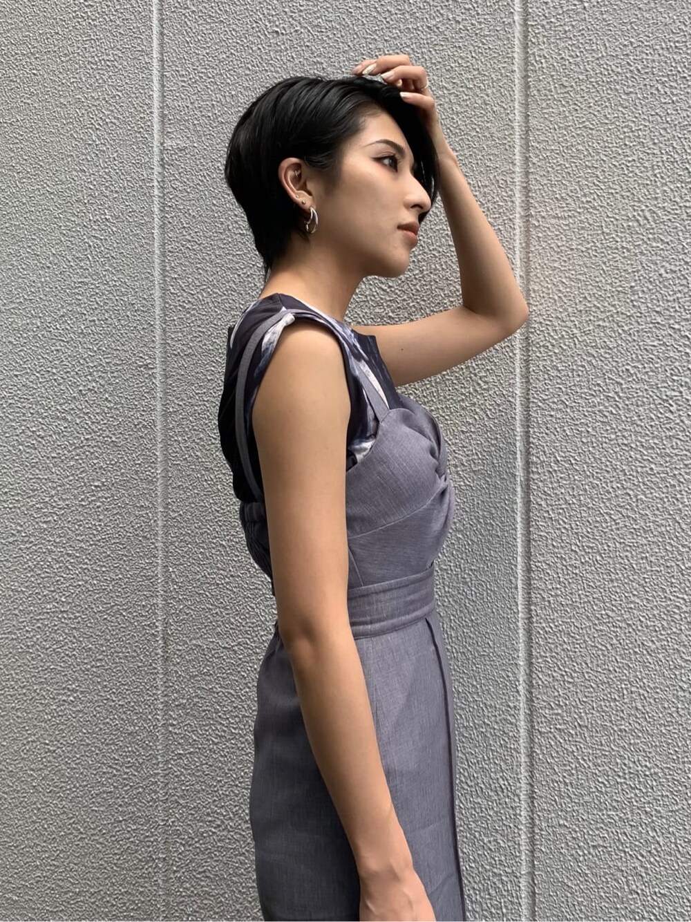 グレー系のつなぎ/オールインワン、ブラック系のサンダル、その他のTシャツ/カットソーを着用したレディースの夏コーディネートの2枚目の写真