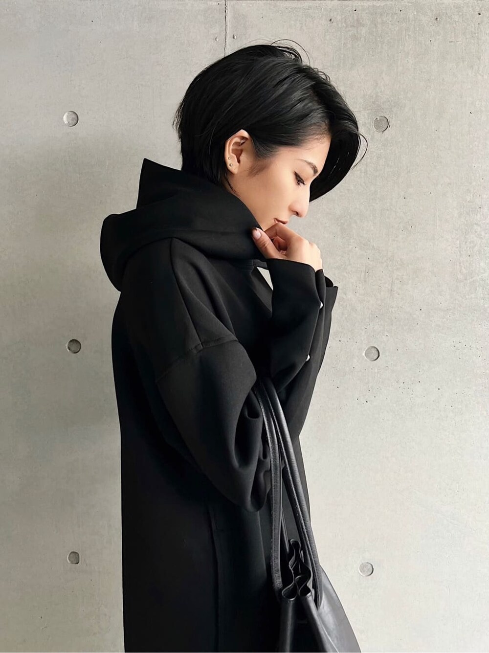 ブラック系のワンピースを着用したレディースの秋コーディネートの2枚目の写真