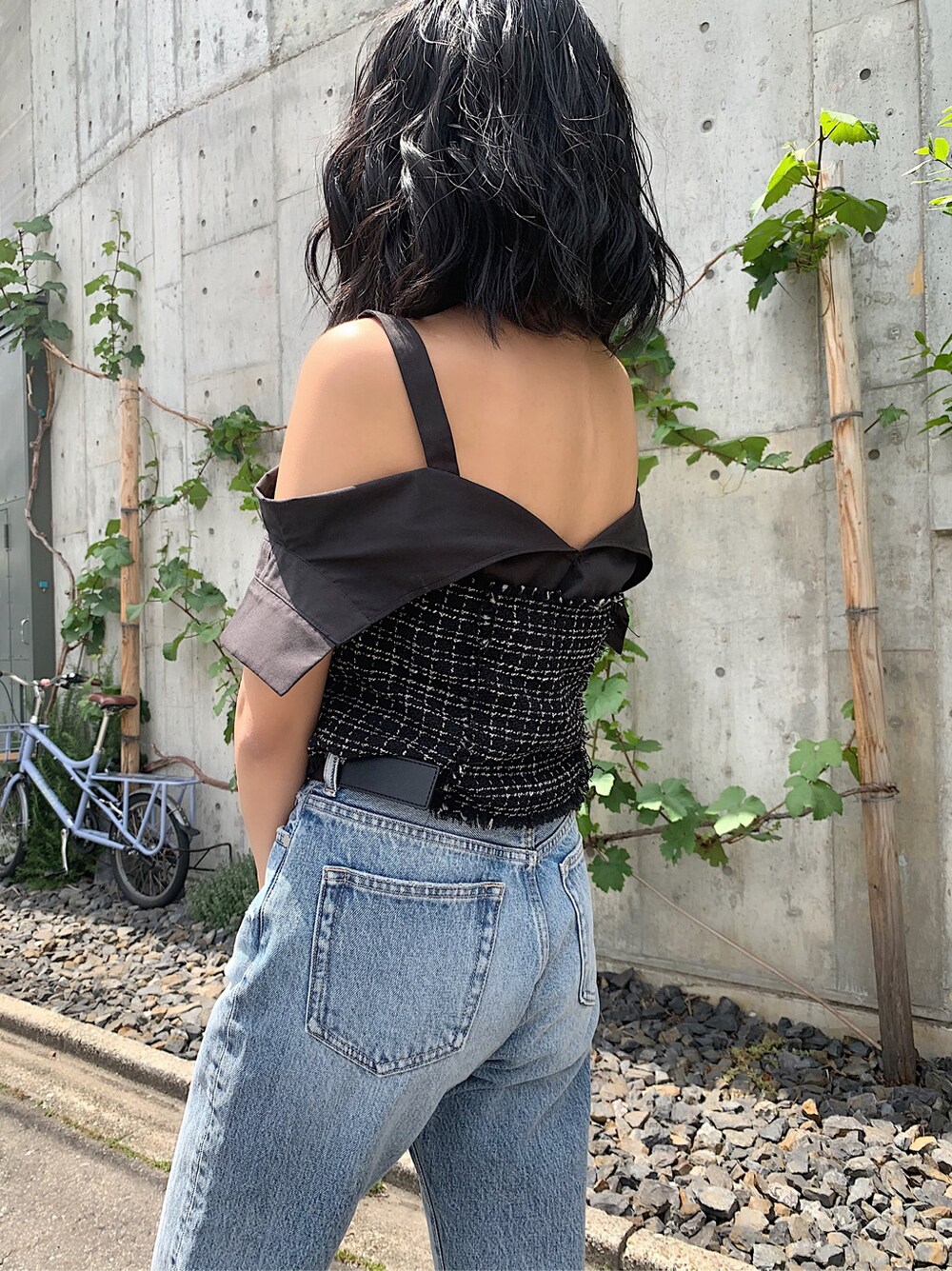 ブラック系のシャツ/ブラウスを着用したレディースの春コーディネートの2枚目の写真