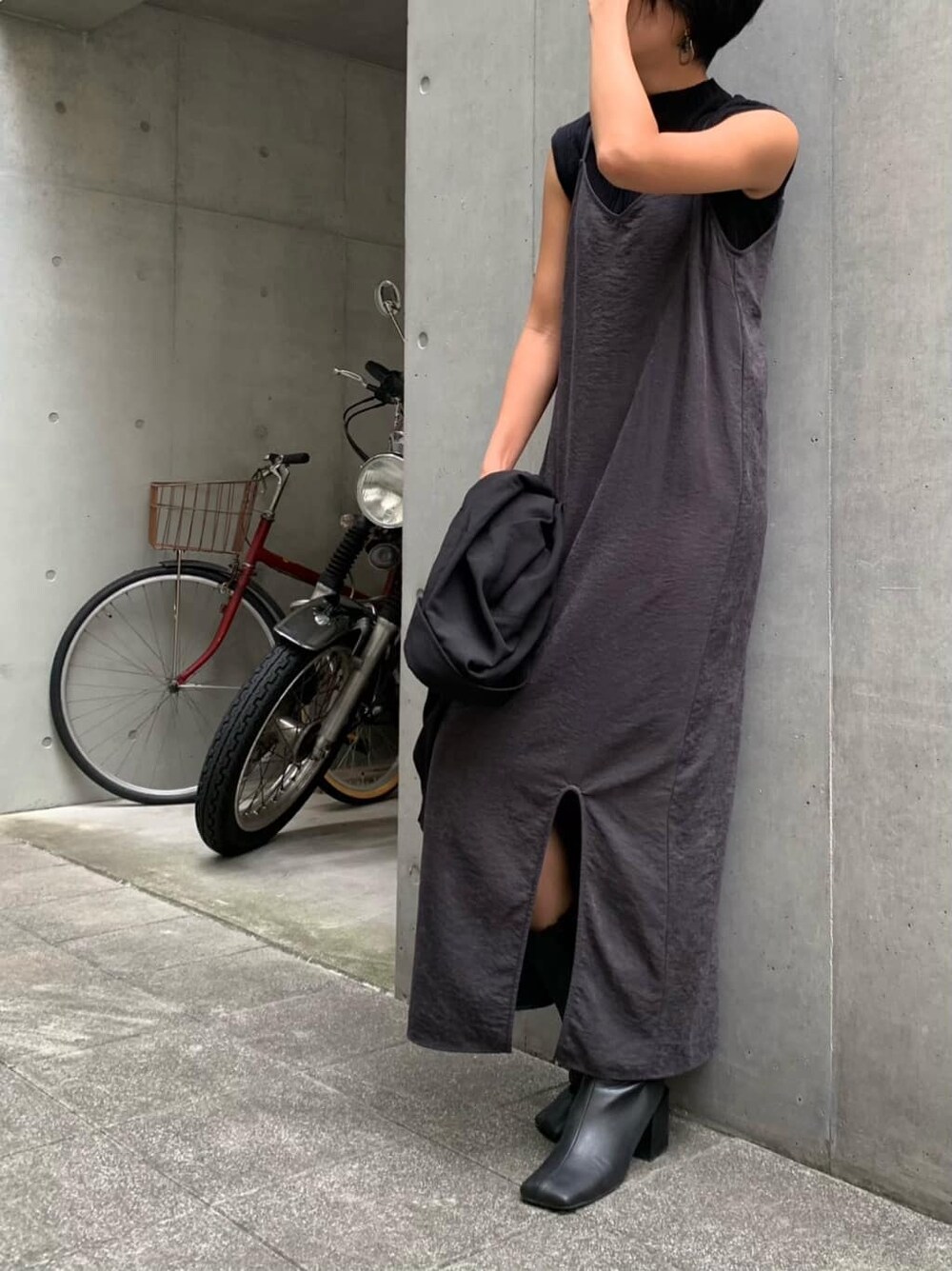 ブラック系のワンピース、ブラック系のテーラードジャケット、ブラック系のブーツを着用したレディースの秋コーディネートの4枚目の写真