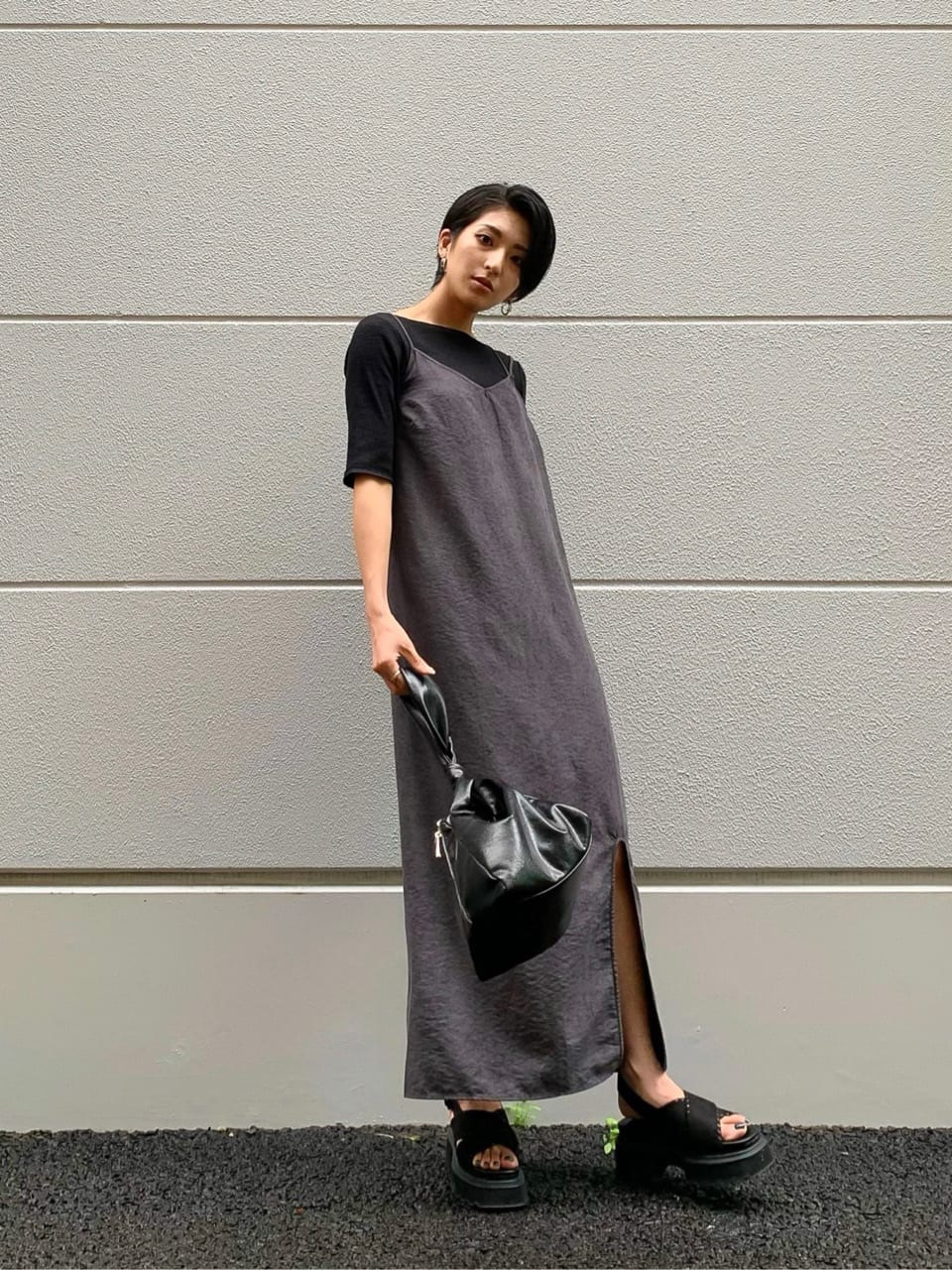 ブラック系のワンピース、ブラック系のサンダル、ブラック系のTシャツ/カットソーを着用したレディースの夏コーディネートの4枚目の写真