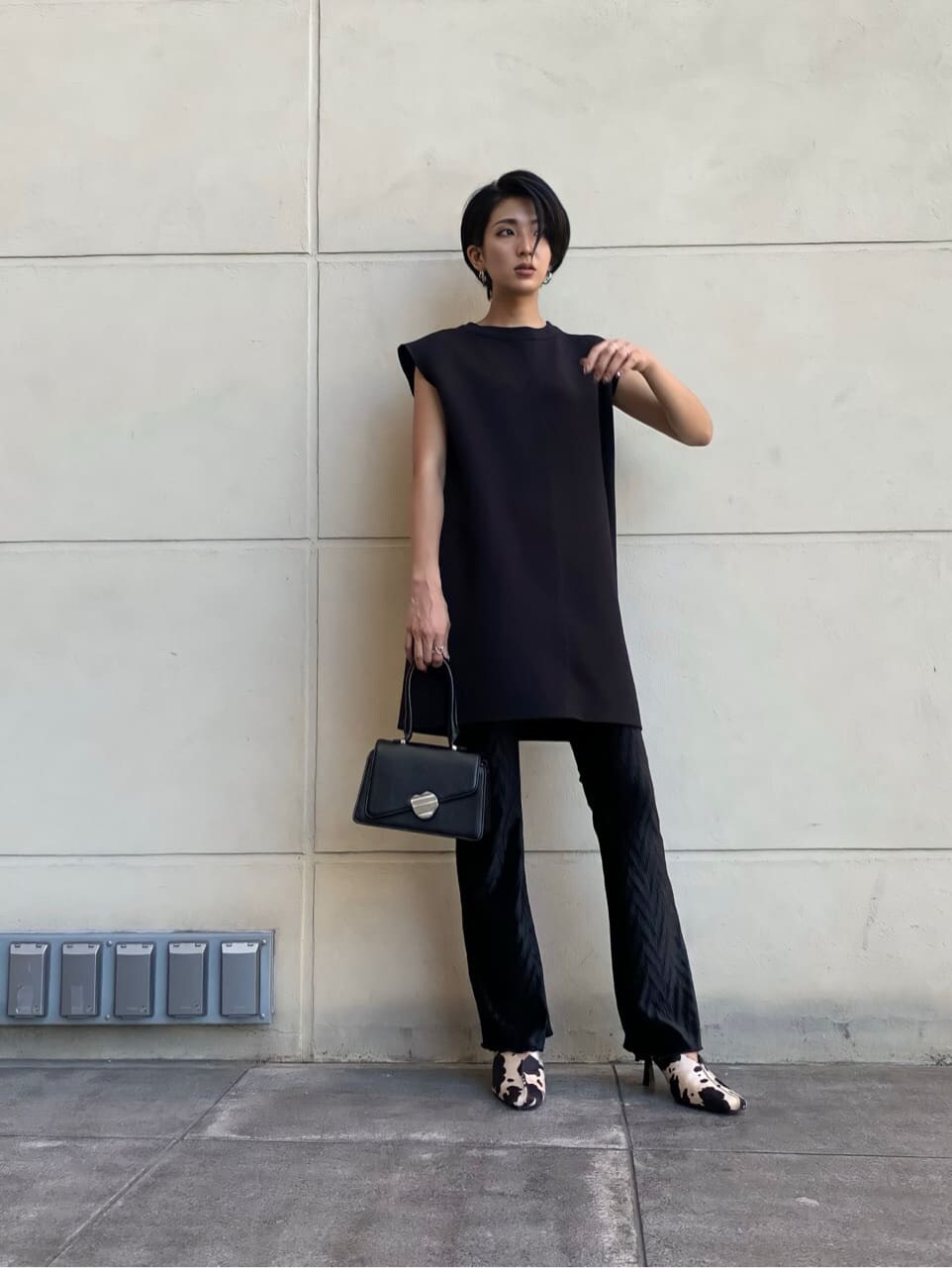 ブラック系のハンドバッグ、その他のパンプス、ブラック系のワンピースを着用したレディースの夏コーディネートの5枚目の写真