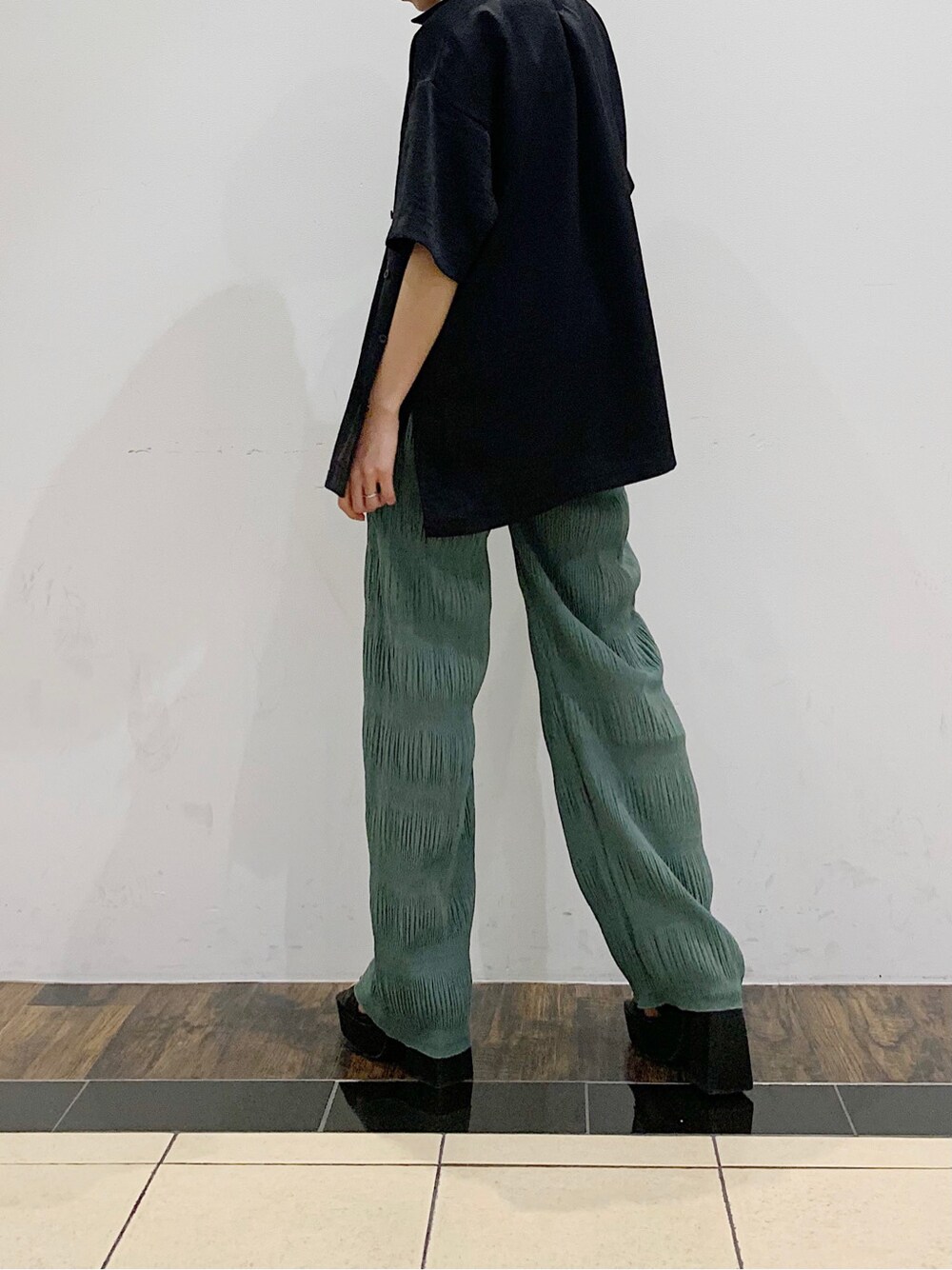 グリーン系のその他パンツ、ブラック系のタンクトップを着用したレディースの春コーディネートの3枚目の写真