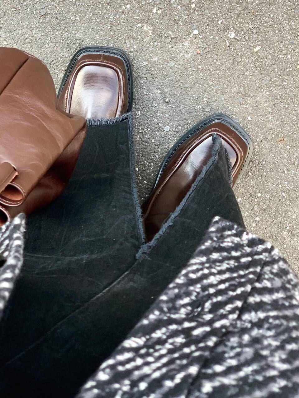 ブラック系のキャミソール、その他のブルゾン、ブラウン系のブーツを着用したレディースの秋コーディネートの4枚目の写真