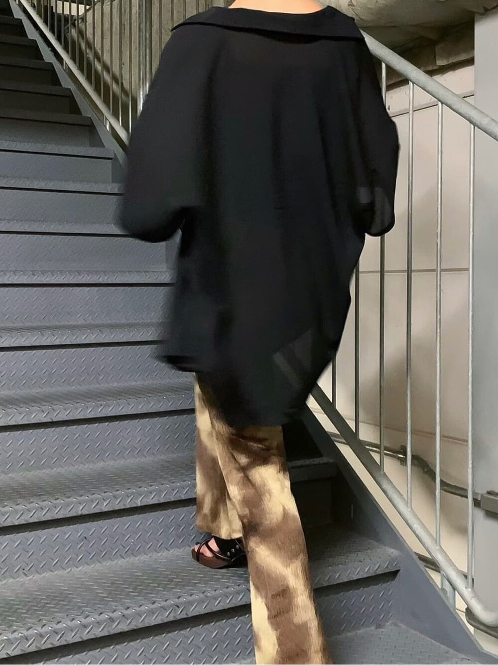 その他のその他パンツ、ブラック系のサンダル、ブラック系のタンクトップを着用したレディースの夏コーディネートの2枚目の写真