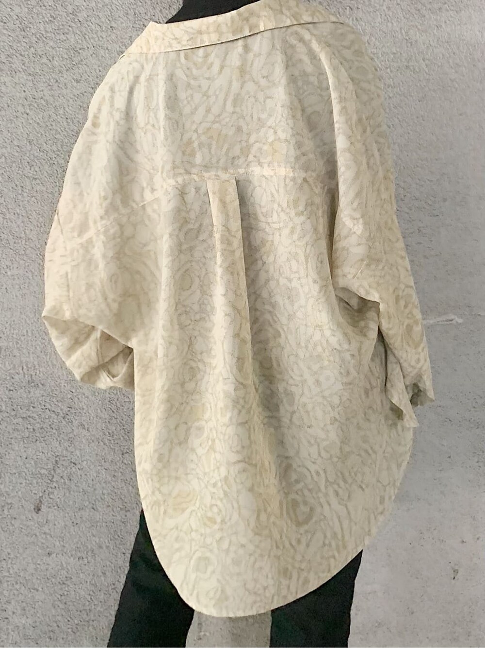 その他のシャツ/ブラウス、ブラック系のニット/セーター、ブラック系のデニムパンツを着用したレディースの夏コーディネートの4枚目の写真