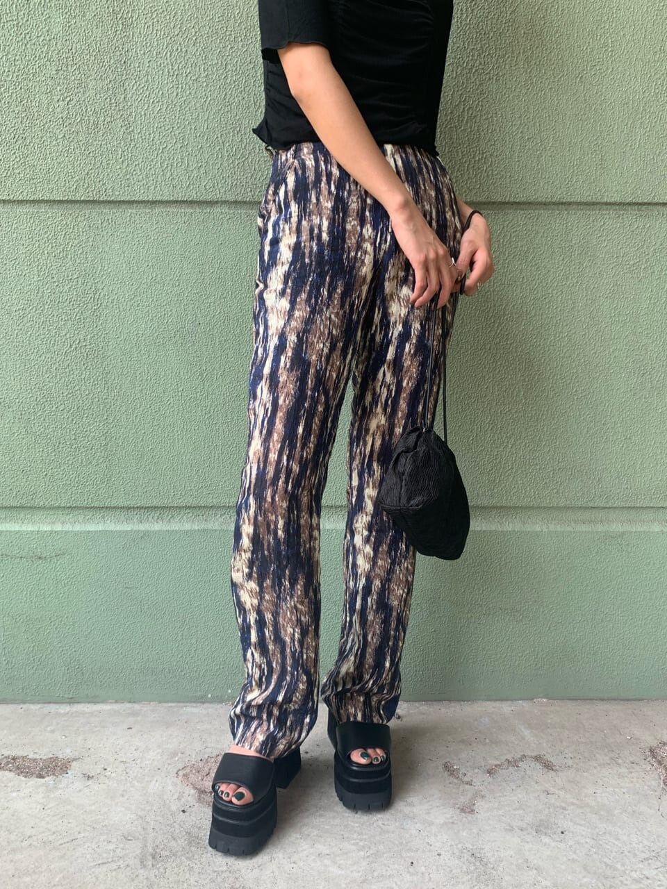 ブラック系のサンダル、その他のその他パンツ、ブラック系のTシャツ/カットソーを着用したレディースの夏コーディネートの2枚目の写真