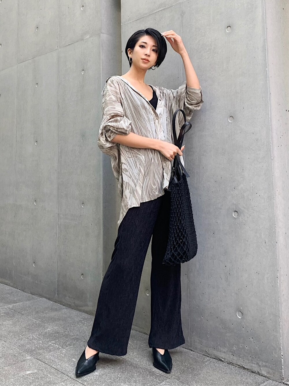 ブラック系のサンダル、ベージュ系のシャツ/ブラウス、ブラック系のその他パンツを着用したレディースの春コーディネートの3枚目の写真