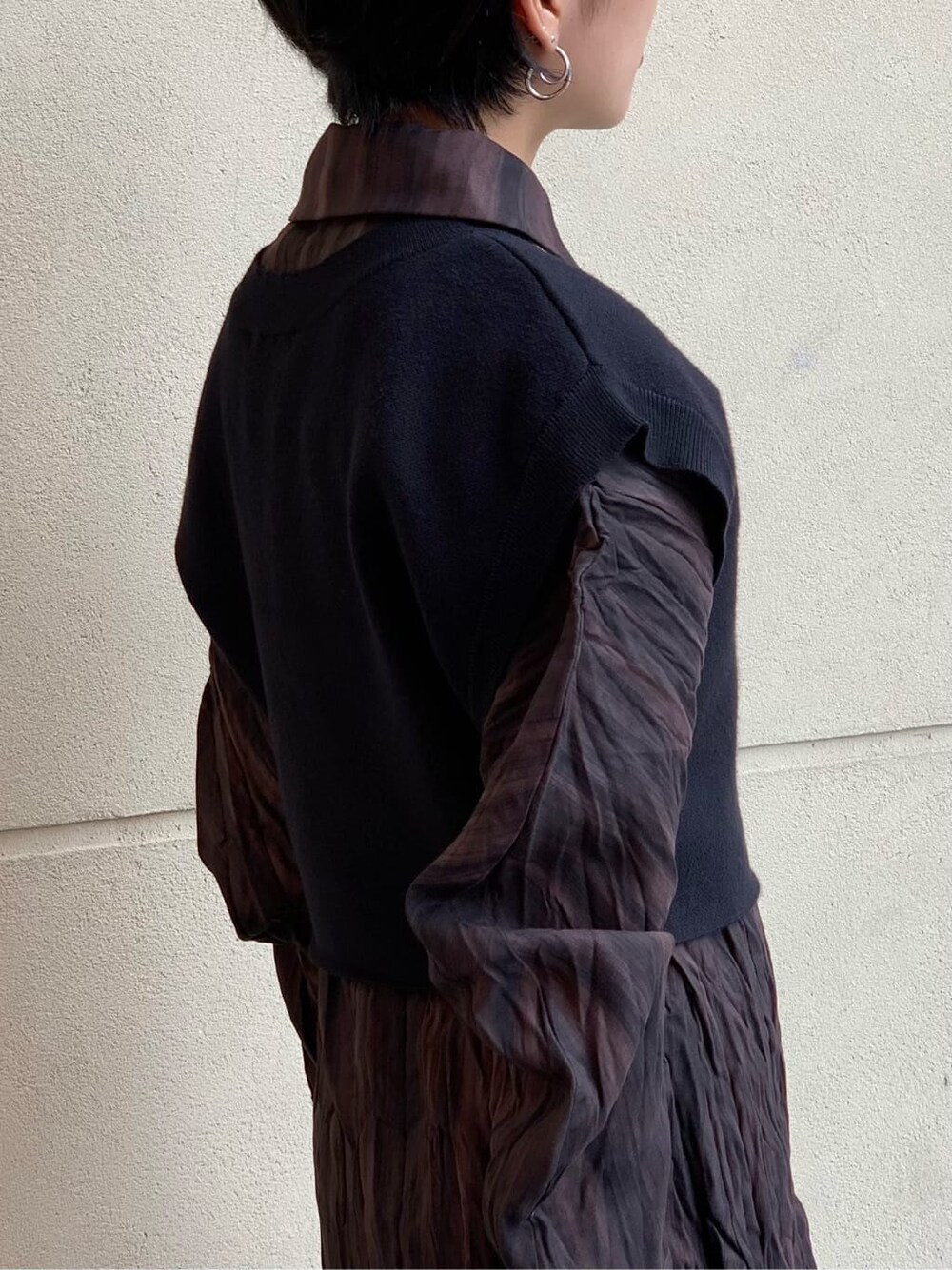 ブラック系のその他パンツ、その他のシャツ/ブラウス、ブラック系のブーツを着用したレディースの秋コーディネートの3枚目の写真